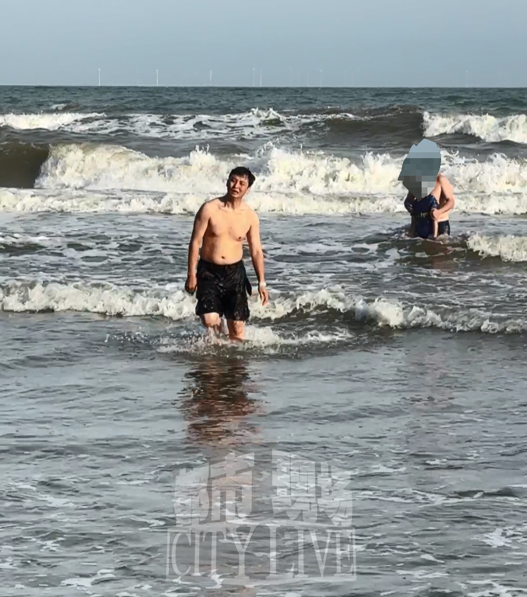 (事发时视频截图,陈强和被救父子成功上岸)