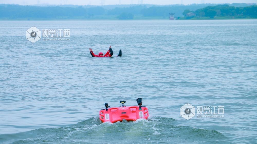 队员正在操作水上机器人营救溺水人员。