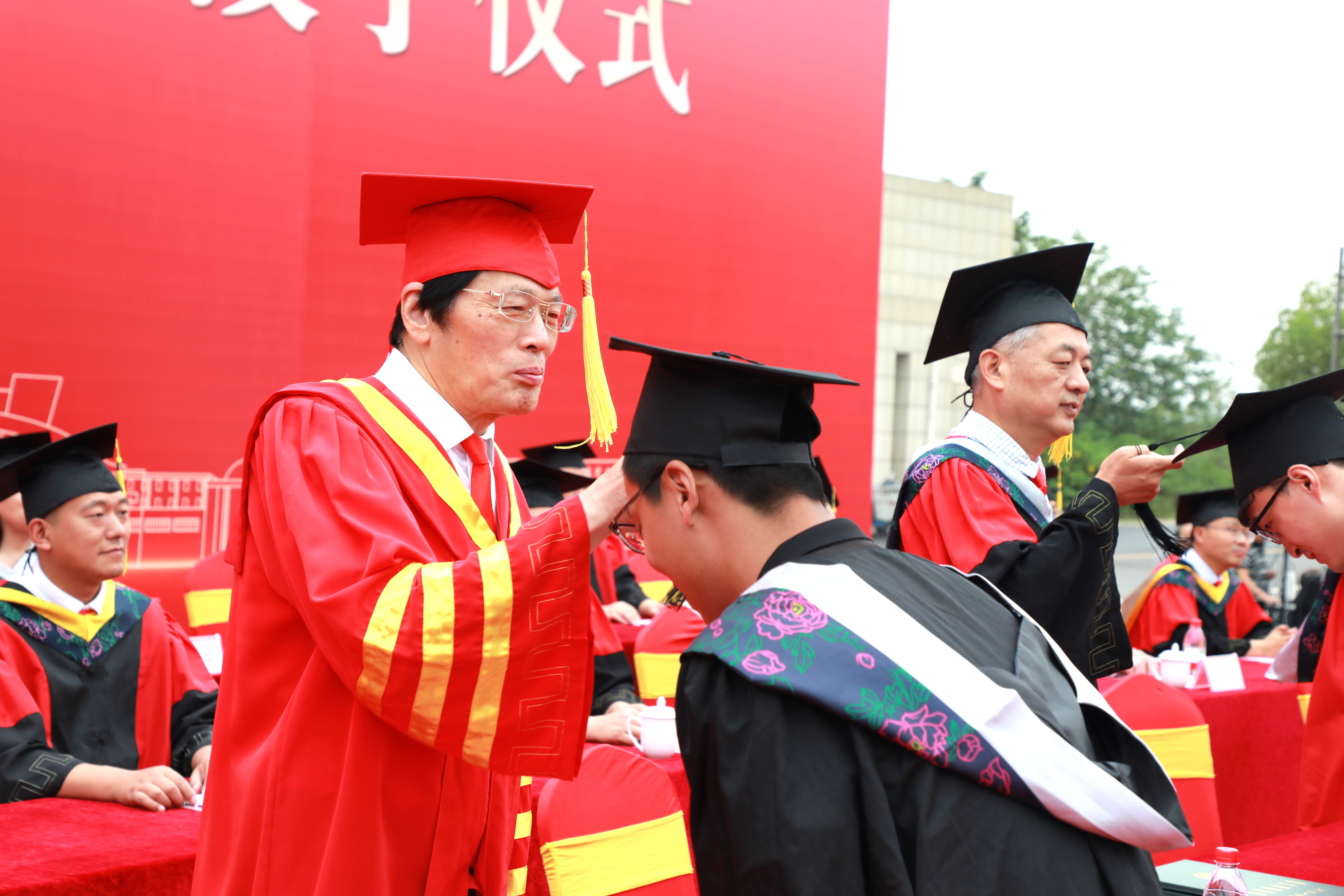 为毕业生拨苏正冠(摄影王卓菲)