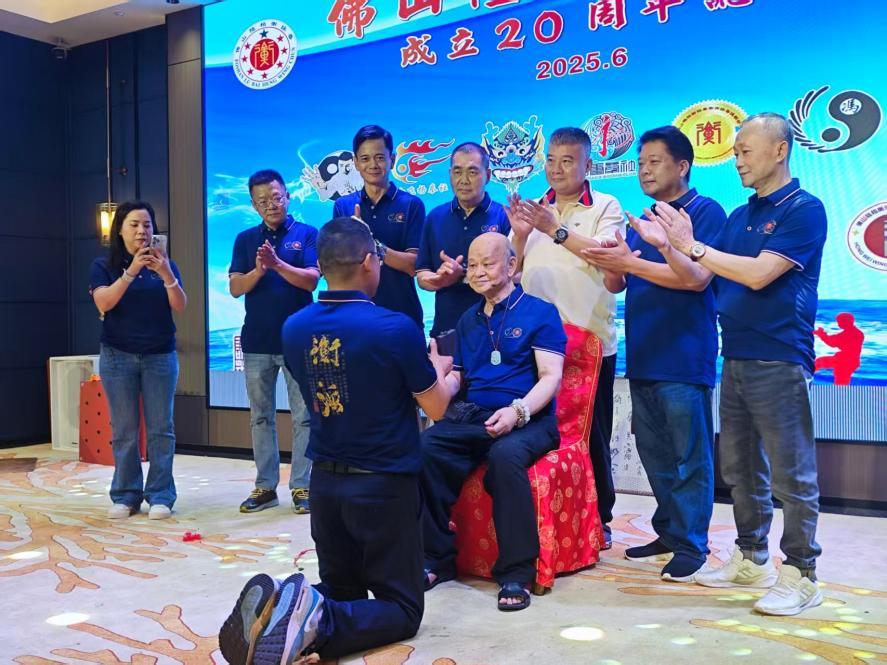 梁泽广从陆柏衡手中接过掌门信物