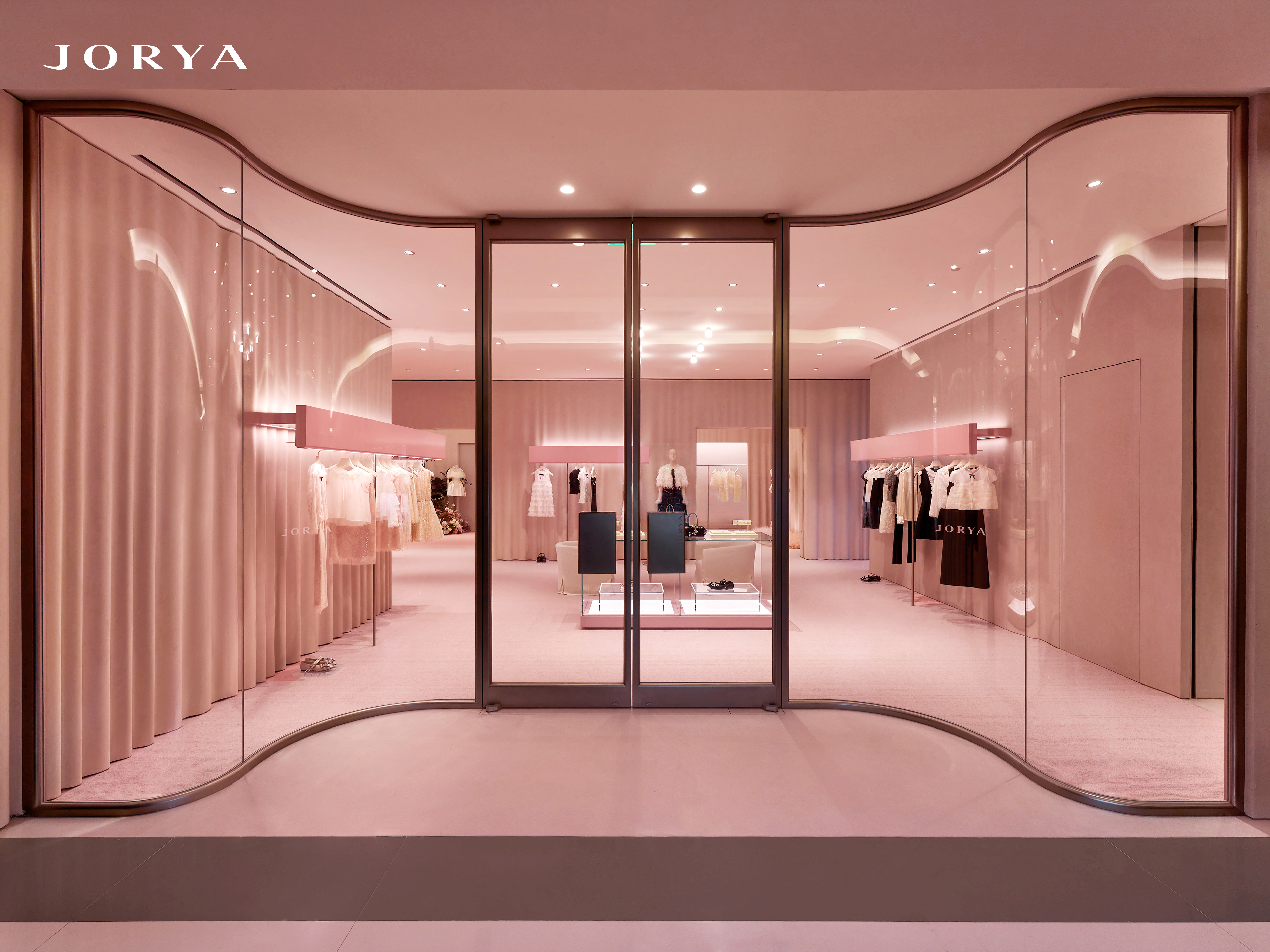 JORYA 全球首家旗舰店暨 RosyDoedian联名快闪店启幕 赵露思携萌宠演绎仲夏美学新章