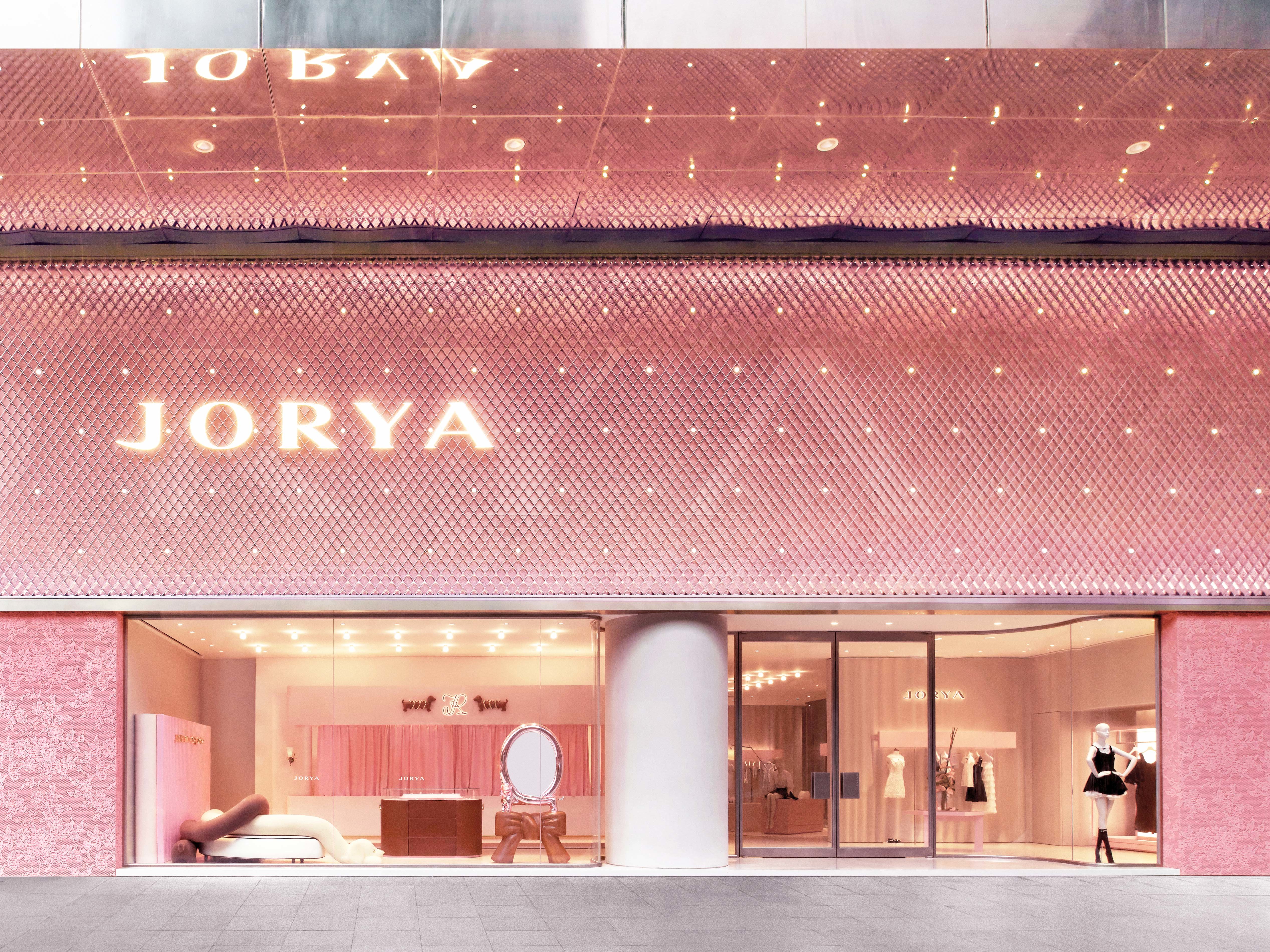 JORYA 全球首家旗舰店暨 RosyDoedian联名快闪店启幕 赵露思携萌宠演绎仲夏美学新章