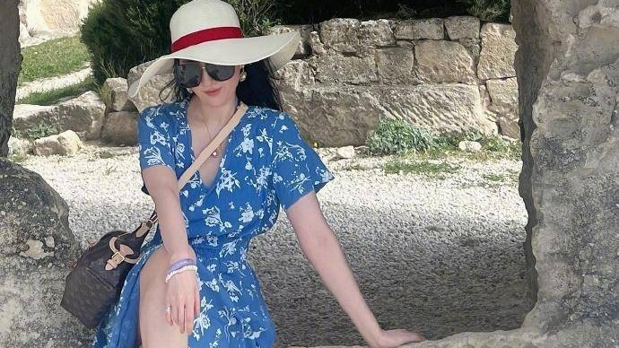 刘亦菲戛纳狂欢，蓝色碎花裙秀身姿，“漫画腿”吸睛无比！封面图