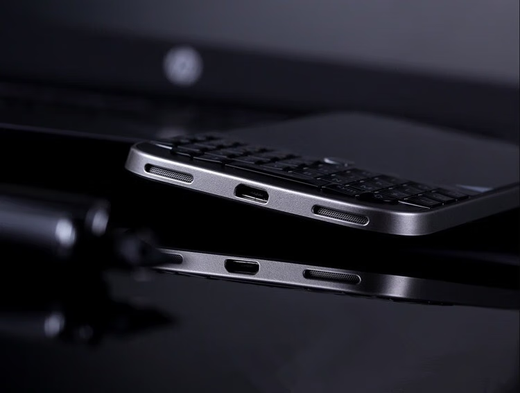 10年前的黑莓手机杀回来了 只要2100元