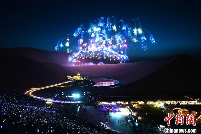 5月4日晚，游客在敦煌市鸣沙山月牙泉景区欣赏特色艺术烟花。张晓亮　摄