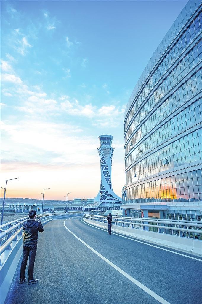 兰州中川国际机场T3航站楼塔台成为新区打卡新地标