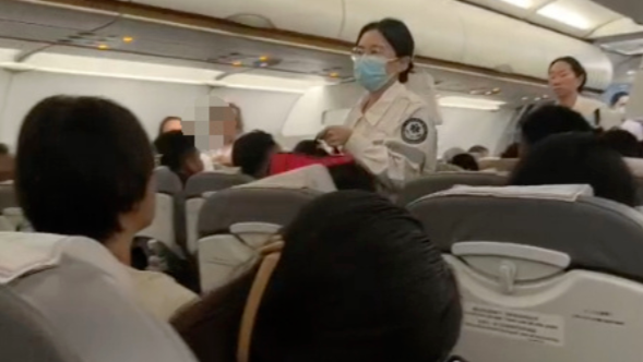 男子飞机上大喊一声后倒地不起，女子紧急心肺复苏救回
