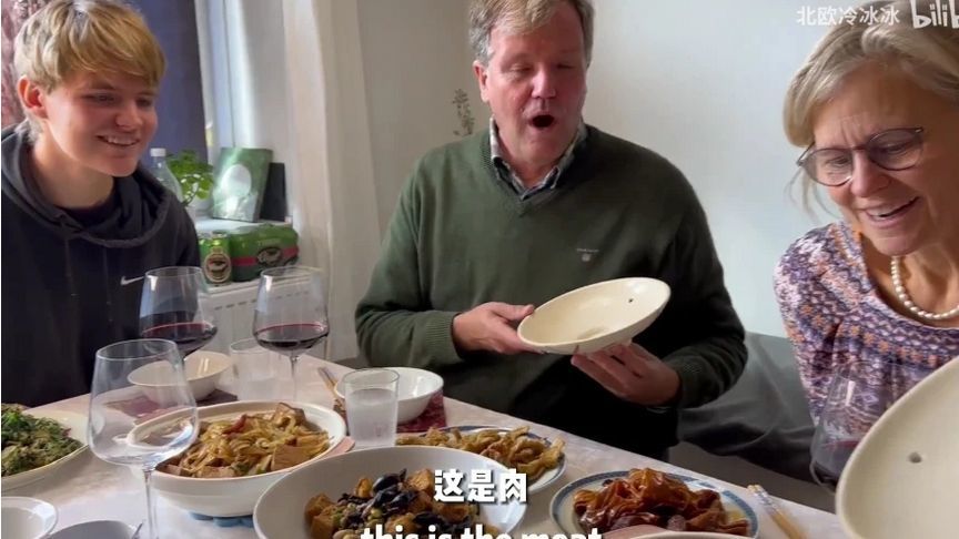 外国人第一次吃红烧肉太香了！狂炫肉！定制素菜彻底惊艳外国人