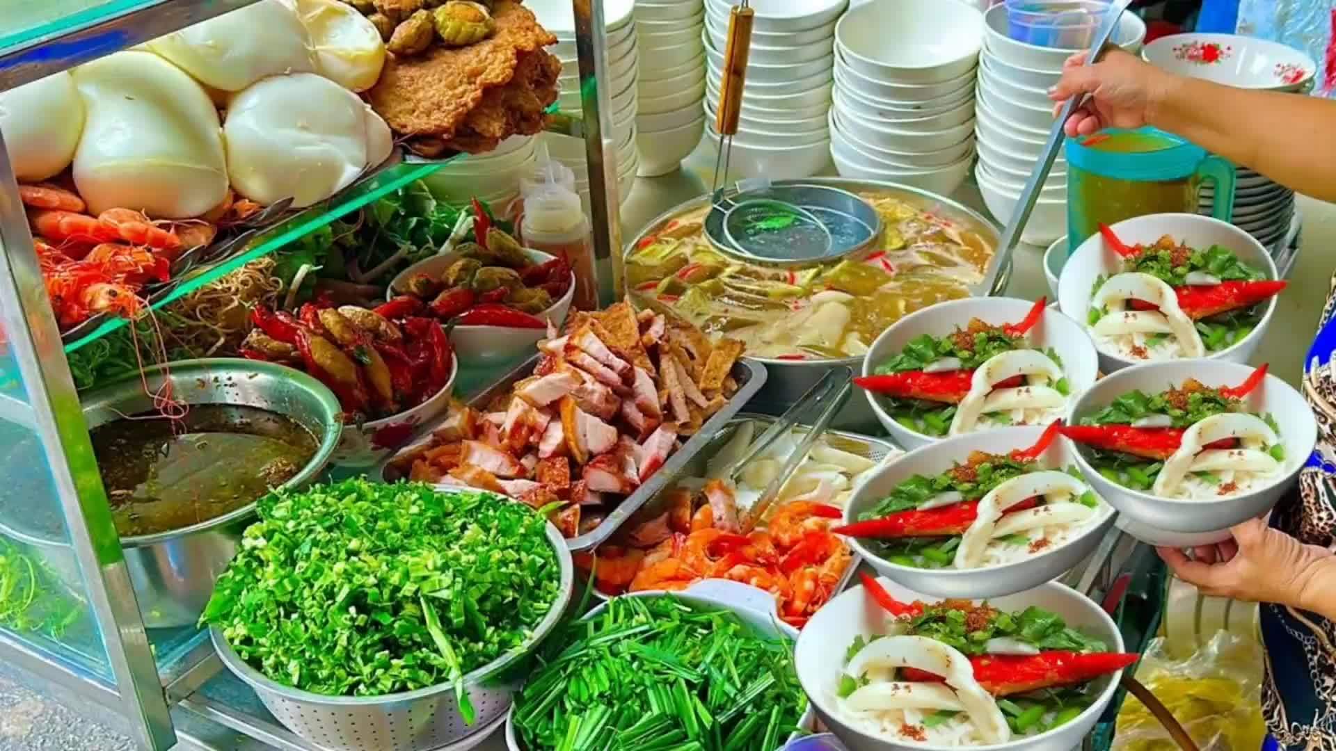 见识一下，越南街边50000越南盾一碗的鱼露米线，食客络绎不绝