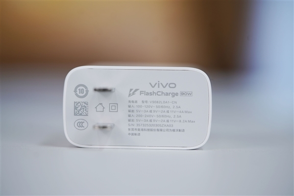 手感绝佳纯直屏,vivo S30桃桃粉图赏