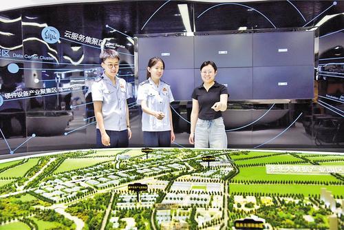 6月9日，张家口税务工作人员深入张北县数坝科技开发有限公司，向企业工作人员详细讲解研发费用加计扣除、高新技术企业税收减免等税收优惠政策，现场解答企业涉税疑难问题。马云摄