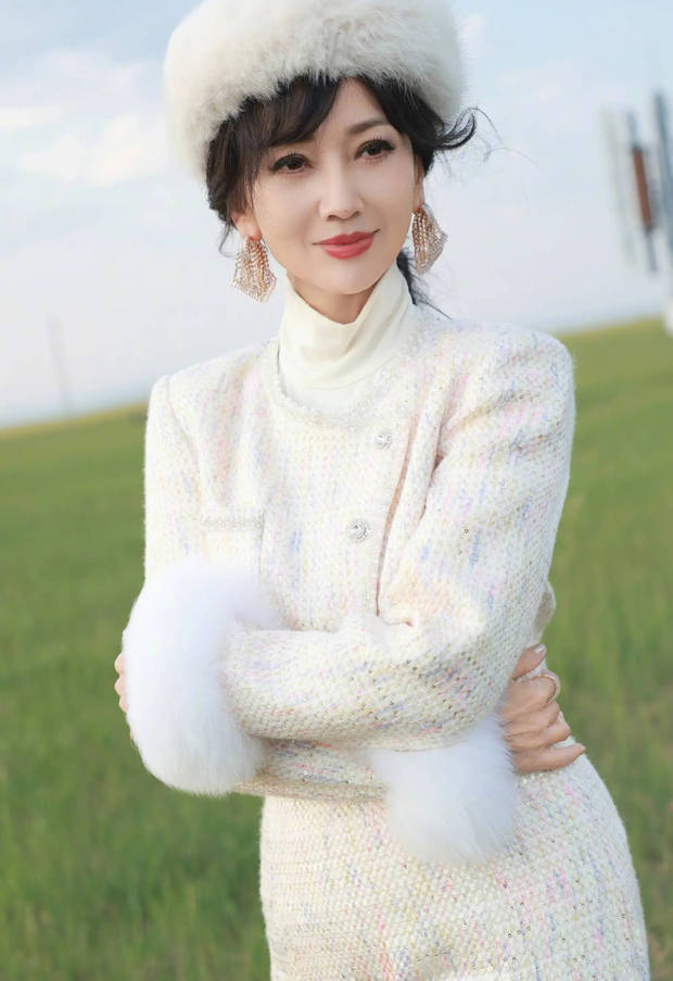 此前，赵雅芝晒出草原美照，优美的景色和清新的空气让她心旷神怡。