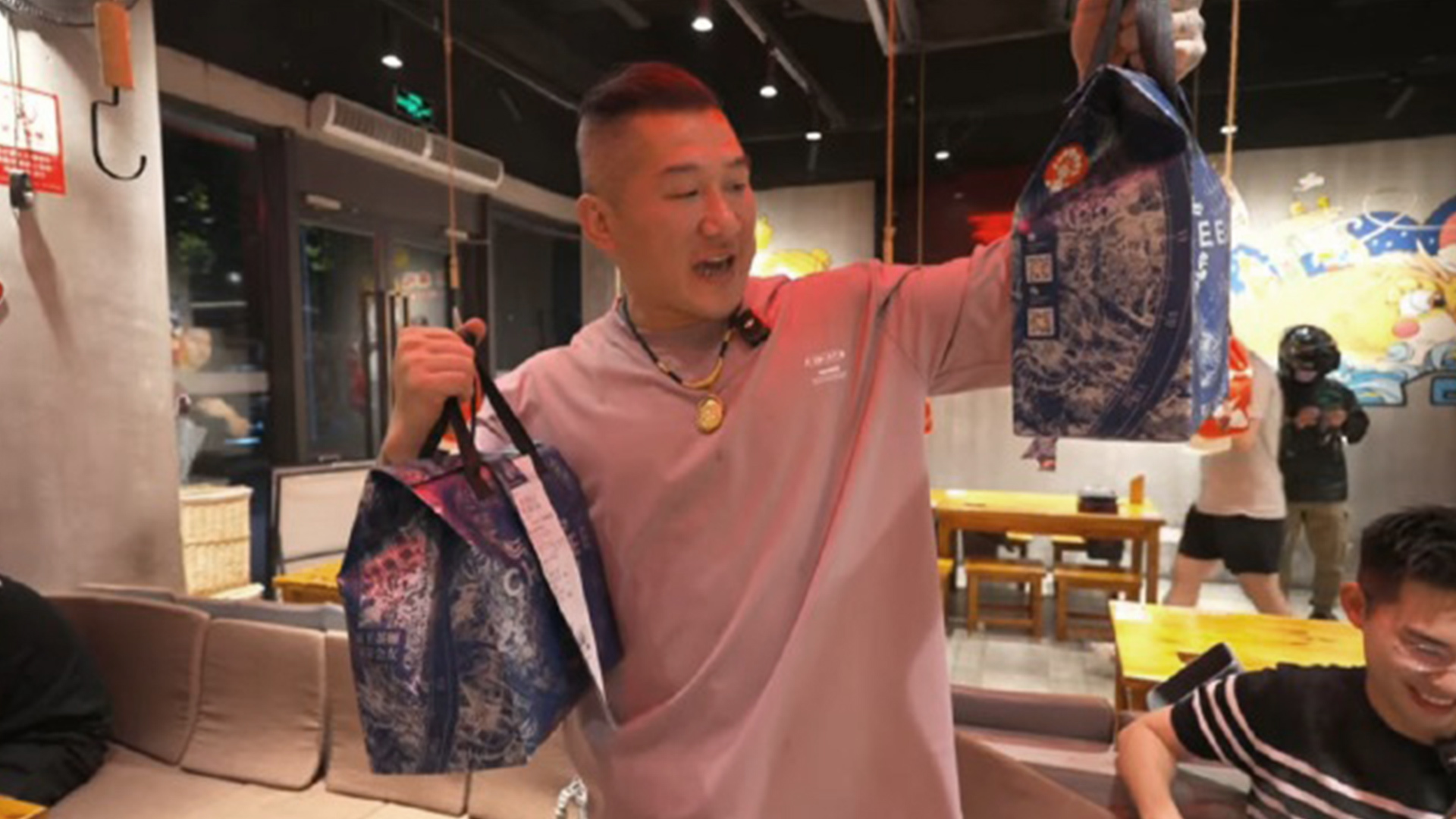 台湾网红“馆长”被投喂奶茶，夸大陆外卖包装袋好，“奶茶名字都取得如此浪漫”