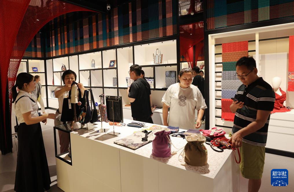 6月9日，游客在张家界市乖幺妹土家族织锦文化创意园参观。