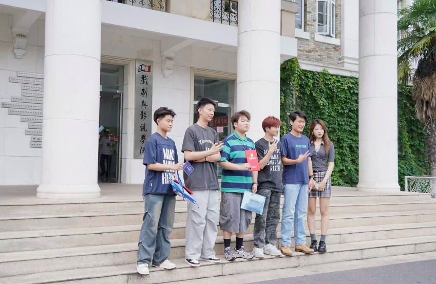 获奖作者与小伙伴分享喜悦