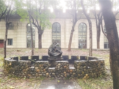 雨中神像