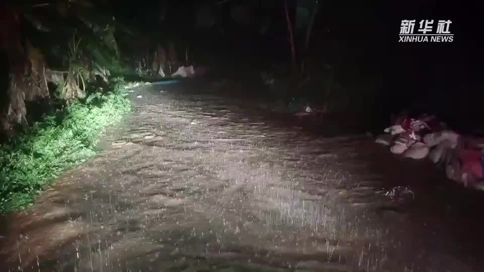 广西梧州：强降雨致3人被围困 消防紧急救援