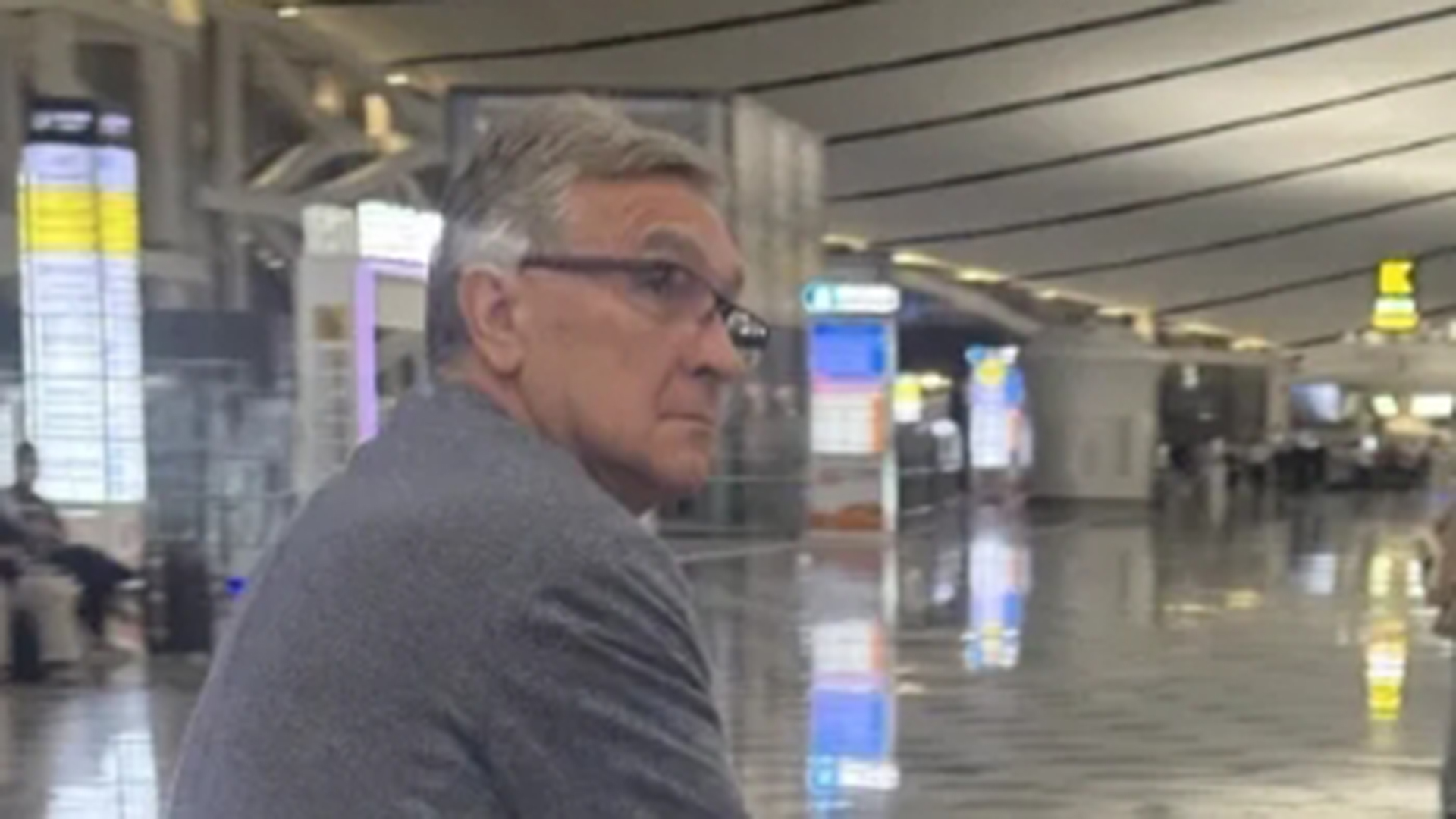 71岁国足主帅伊万遭解雇后，被拍到深夜乘机离开中国，无球迷送行眼神落寞