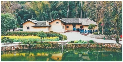 “我的韶山行”研学学生参观毛泽东同志故居。彭 昶摄