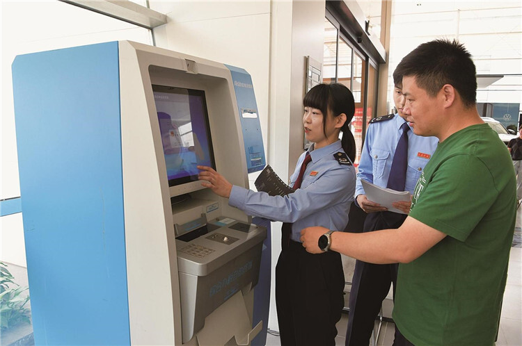 工作人员介绍数字办税流程。