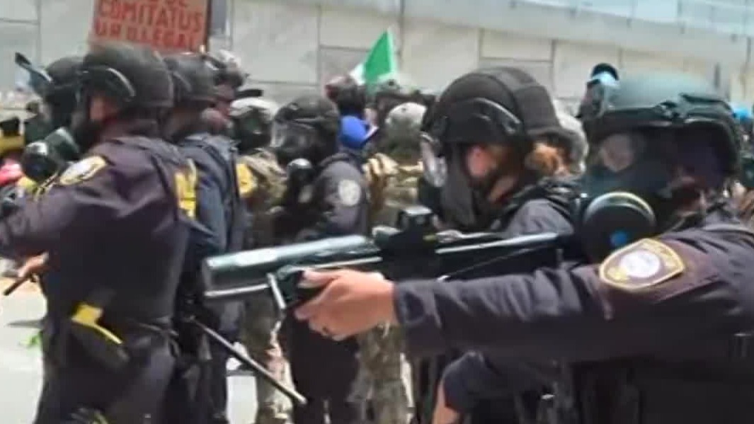 美加州骚乱持续升级，警队镇压军队待命，特朗普意欲敲山震虎？