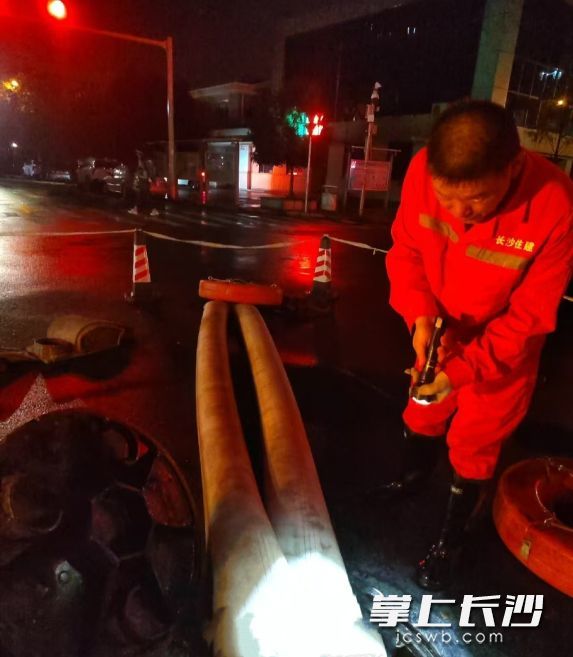 6月7日凌晨，长沙住建工作人员在市内某积水点进行作业。 均为受访者供图