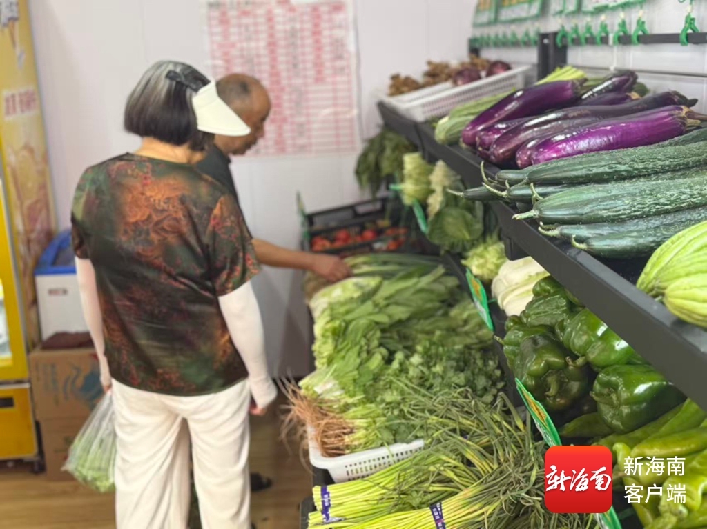 市民在菜篮子末端网点内挑选菜品。记者 王子遥 摄
