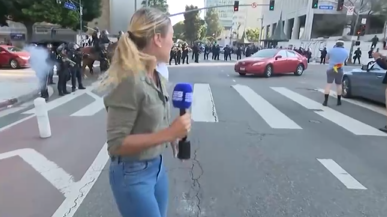 洛杉矶冲突现场，澳媒记者被美执法人员橡皮子弹击中