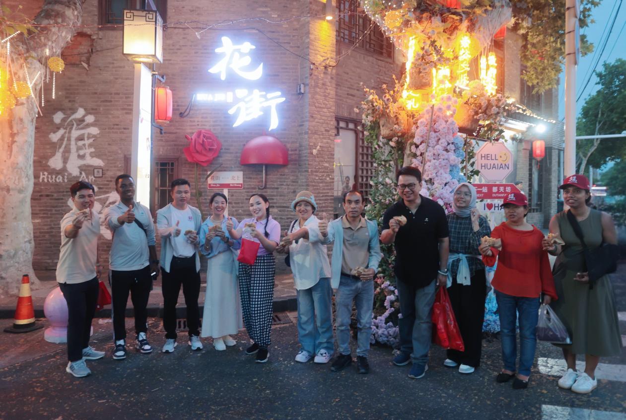 青年记者们在花街 摄制王昊