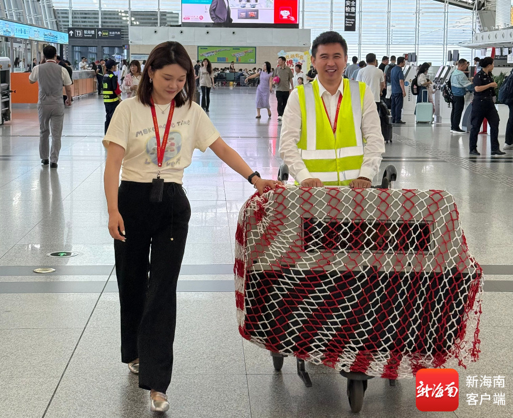 海南航空工作人员为宠物包机旅客办理值机。海南航空供图