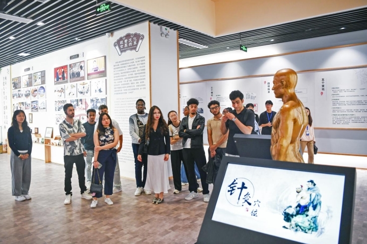 在江西中醫藥大學江西中醫藥文化館研學