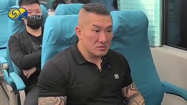 台湾网红“馆长”抵达上海，展开大陆直播游