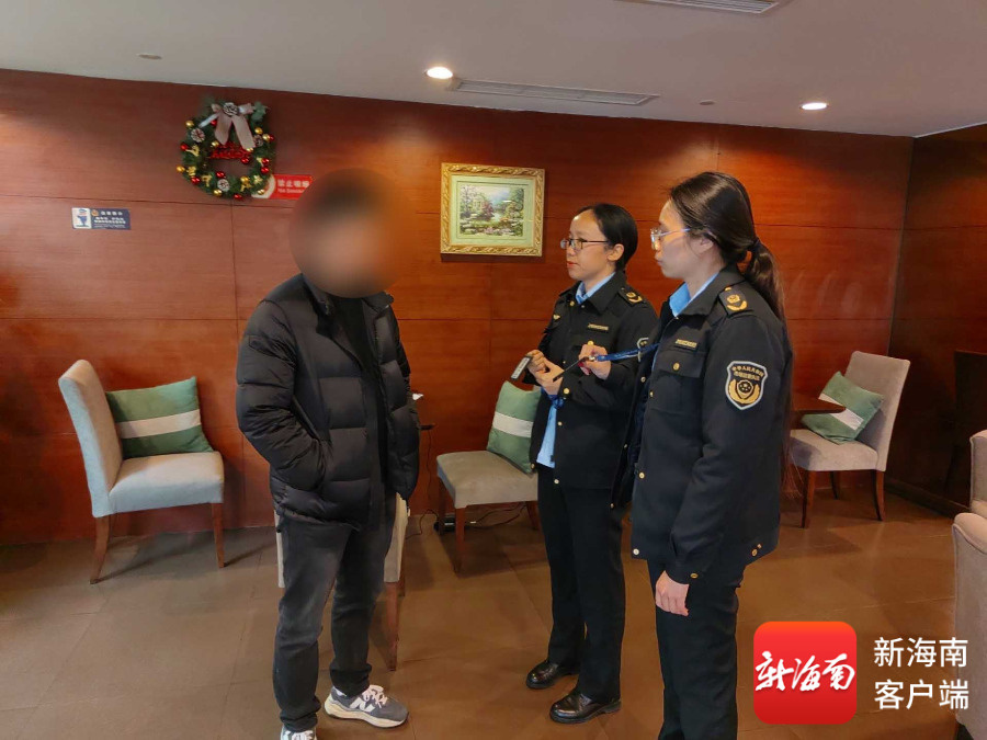 执法人员对涉及企业及人员进行调查。海南省市场监督管理局提供