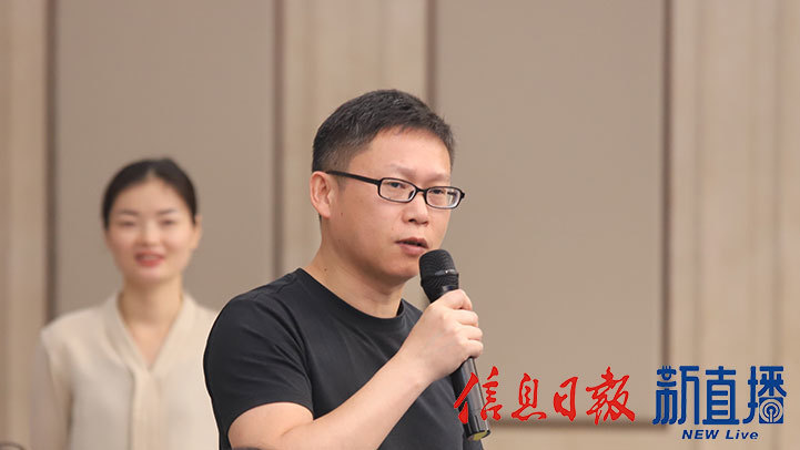 江西電臺提問（文穎 攝）