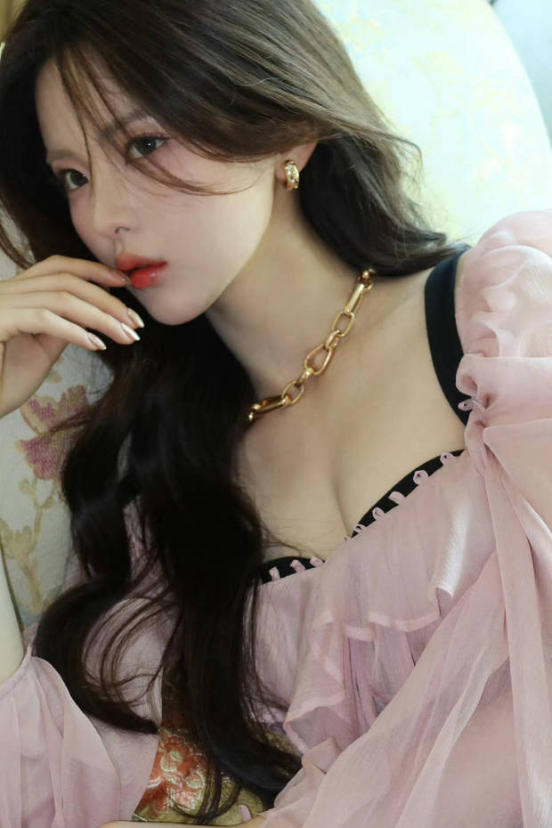 搜狐娱乐讯 6月9日，杨超越一组美照释出，照片中她穿粉色吊带裙化身少女蔷薇，大波浪造型魅惑甜美，粉色妆容可爱灵动。