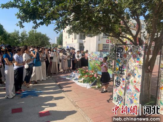 图为任丘市第四实验小学，家长正在参观学校美育浸润书画展作品。 郑倩楠 摄