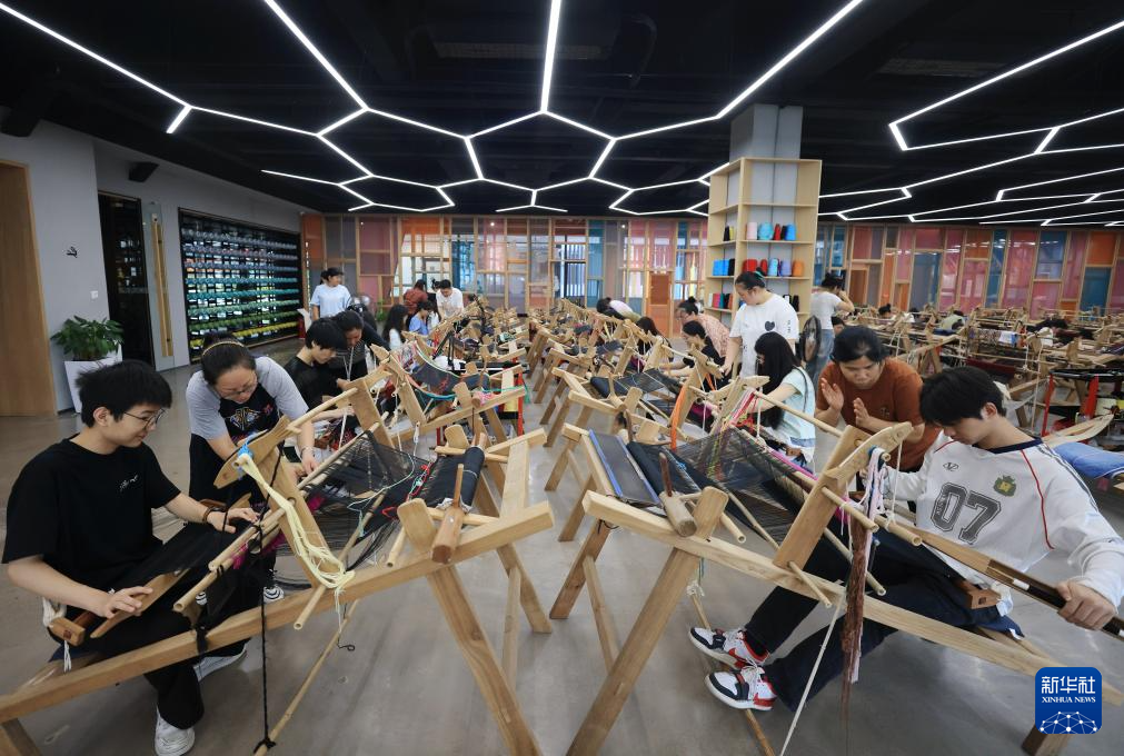 6月9日，大学生在张家界市乖幺妹土家族织锦文化创意园研学体验。