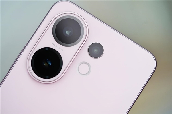 手感绝佳纯直屏,vivo S30桃桃粉图赏