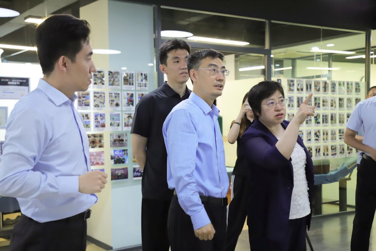 青岛市人社局丁华副局长及市南区人社局领导一行莅临指导