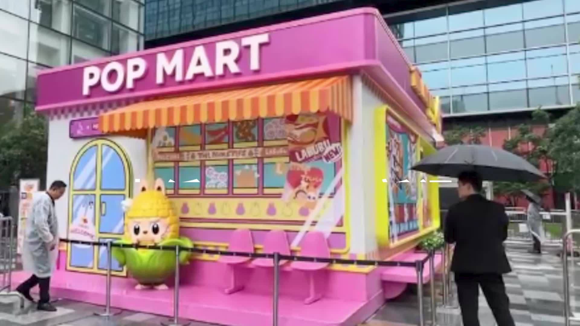 上海一“LABUBU”快闪店未开放就排起队，有粉丝连夜开车7小时赶来提货