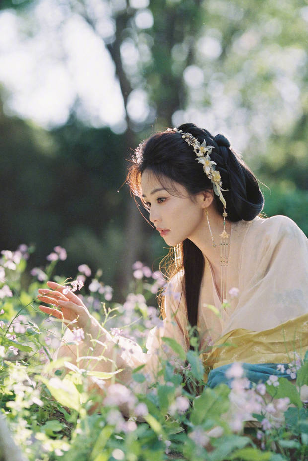 白鹿随意赏花。