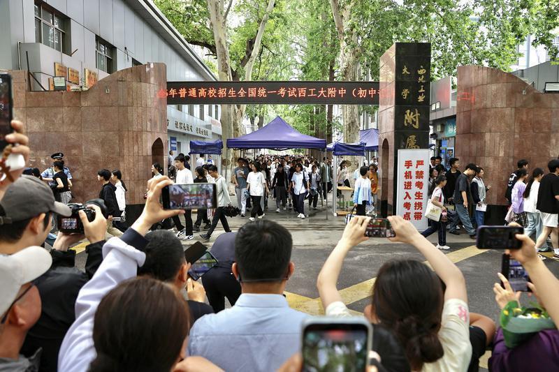 6月7日，在西工大附中（初中部）考点外，老师及家长翘首以盼，考生信心满满走出考场