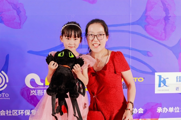 家长和孩子走红毯、签个名