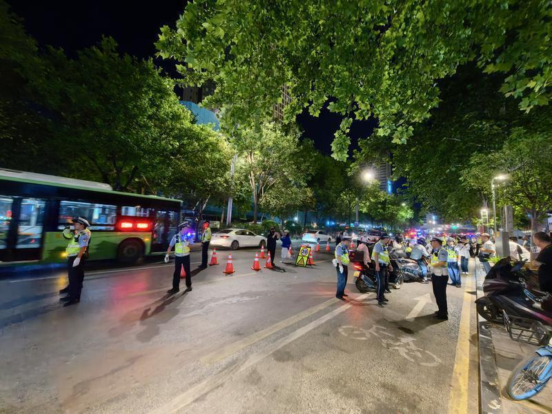 图说：“净夜行动”整治现场。