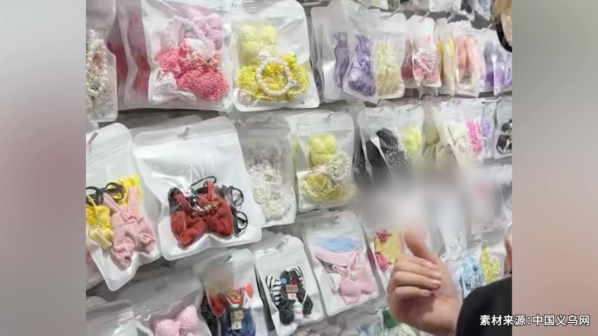 labubu带火“娃衣”生意：义乌老板娘3个月开3个铺面，每日出货在3万件以上