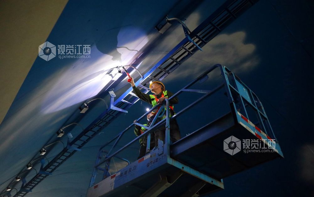 2025 年6月10日，江西交投集团建设的江西省遂（川）至大（余）高速施工现场繁忙有序，127 公里沥青路面铺设及划线工程加速推进，绿化、交安设施等配套工程进入收尾阶段。