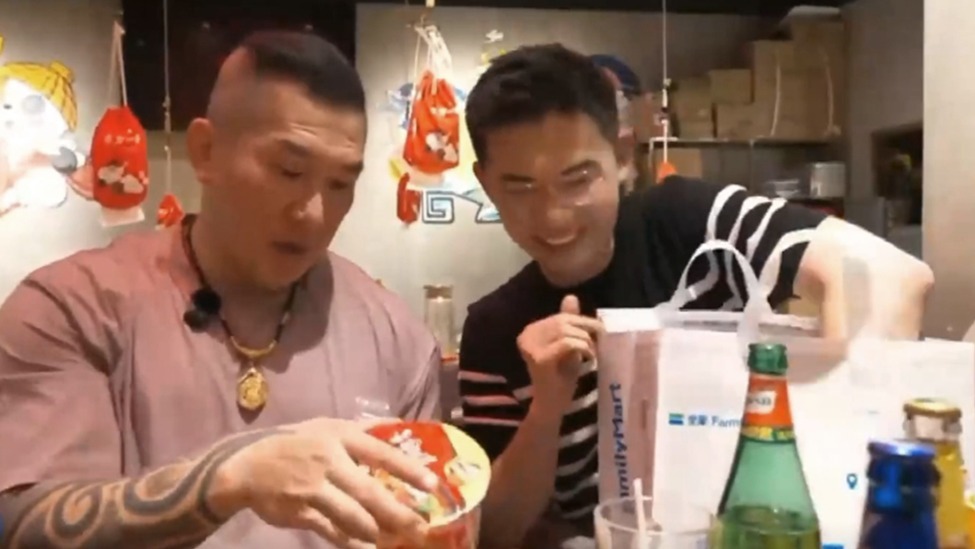 台湾网红“馆长”被投喂“大陆美食三件套”：泡面、茶叶蛋、榨菜