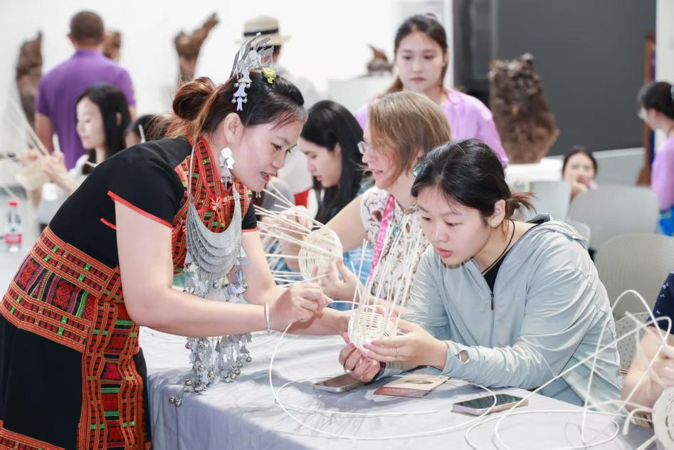 国家艺术基金2025年度传播交流推广项目《椰韵传情:海南民间手工艺作品巡展》海口首展启幕