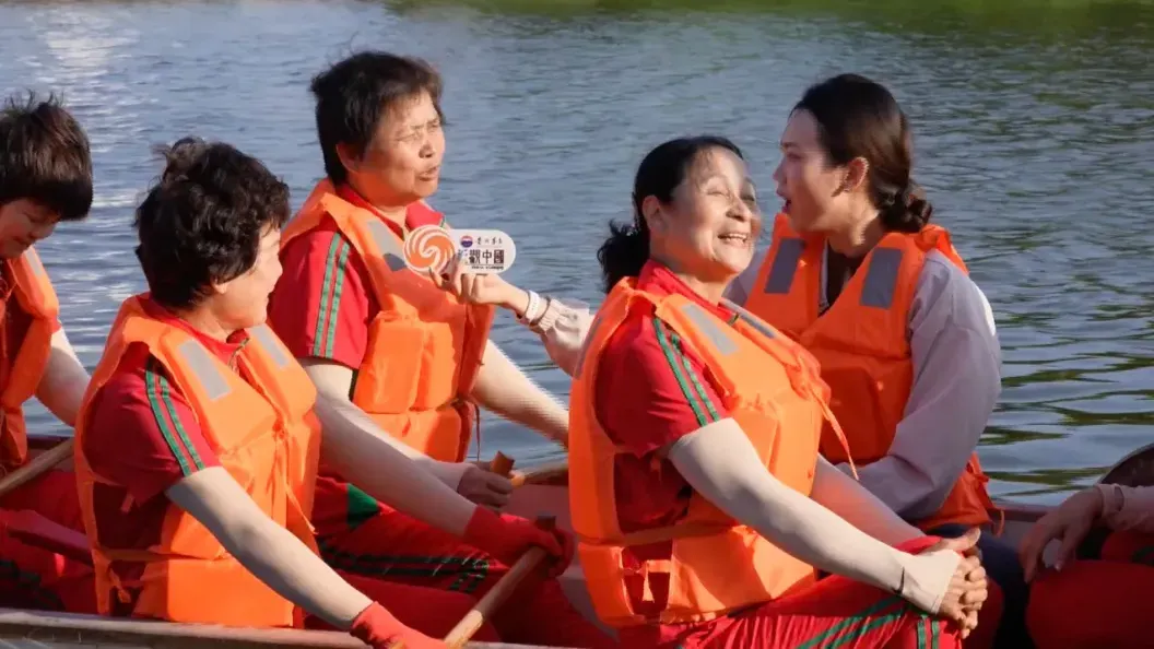 “女子不能登龙船”的旧习如何被打破？莆田女子龙舟队的队员们异常团结
