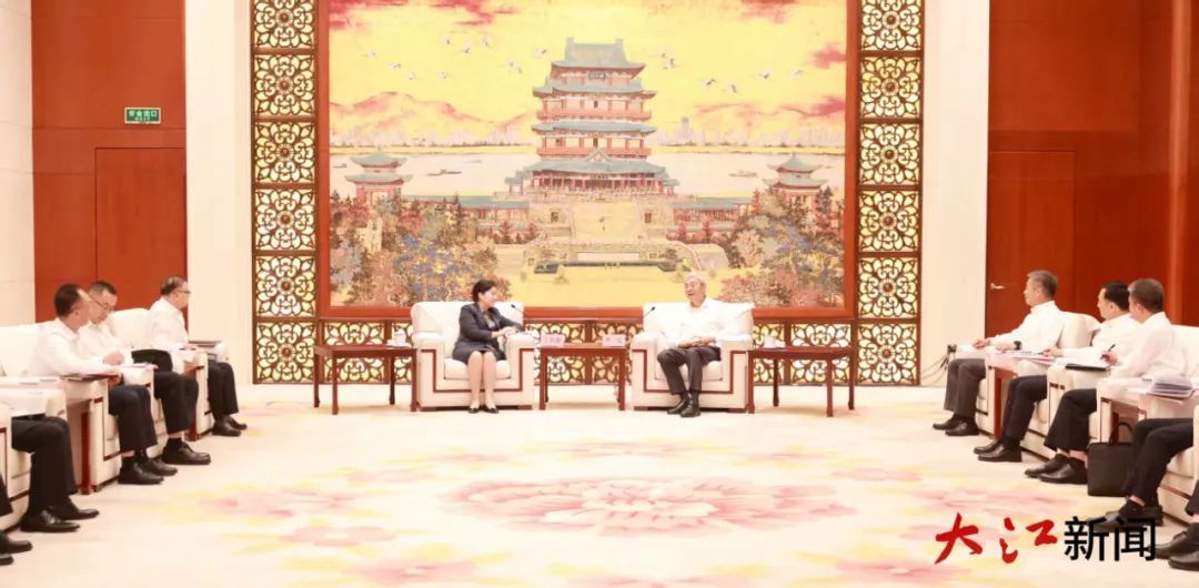 尹弘會見中國人保集團董事長丁向群